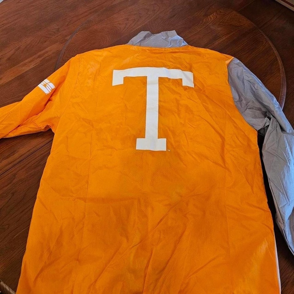 Volnteers Windbreaker - Picture 3 of 3